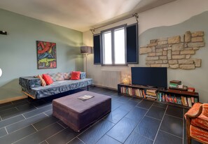 Una televisión, una chimenea