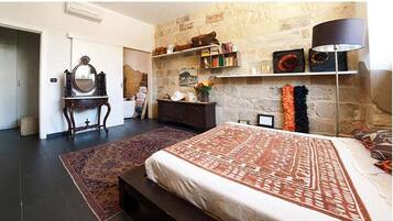 1 camera, una scrivania, Wi-Fi, lenzuola