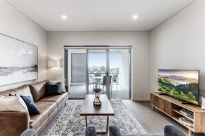Apartment | Living room - 3-bed Apartment in Beautiful Kiama With Study Nook (Kiama)