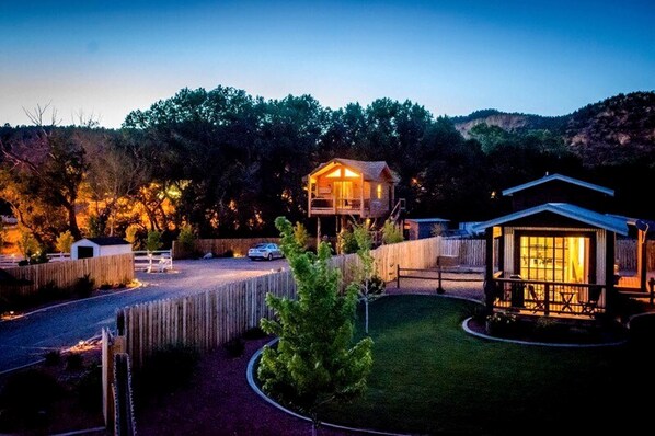 Exterior - Luxury Accommodation Perfect for Visiting the Pristine Lake Powell in Utah (Orderville)