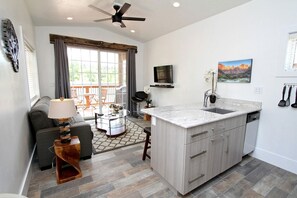 TV - Luxury Accommodation Perfect for Visiting the Pristine Lake Powell in Utah (Orderville)