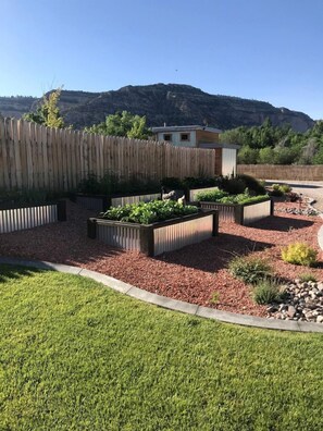 Property grounds - Luxury Accommodation Perfect for Visiting the Pristine Lake Powell in Utah (Orderville)