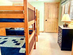 Room - Gorgeous Lake Retreat Ideal for Getaways in the White Mountains (Whitefield)