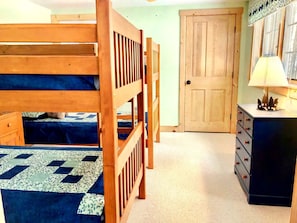 Room - Gorgeous Lake Retreat Ideal for Getaways in the White Mountains (Whitefield)