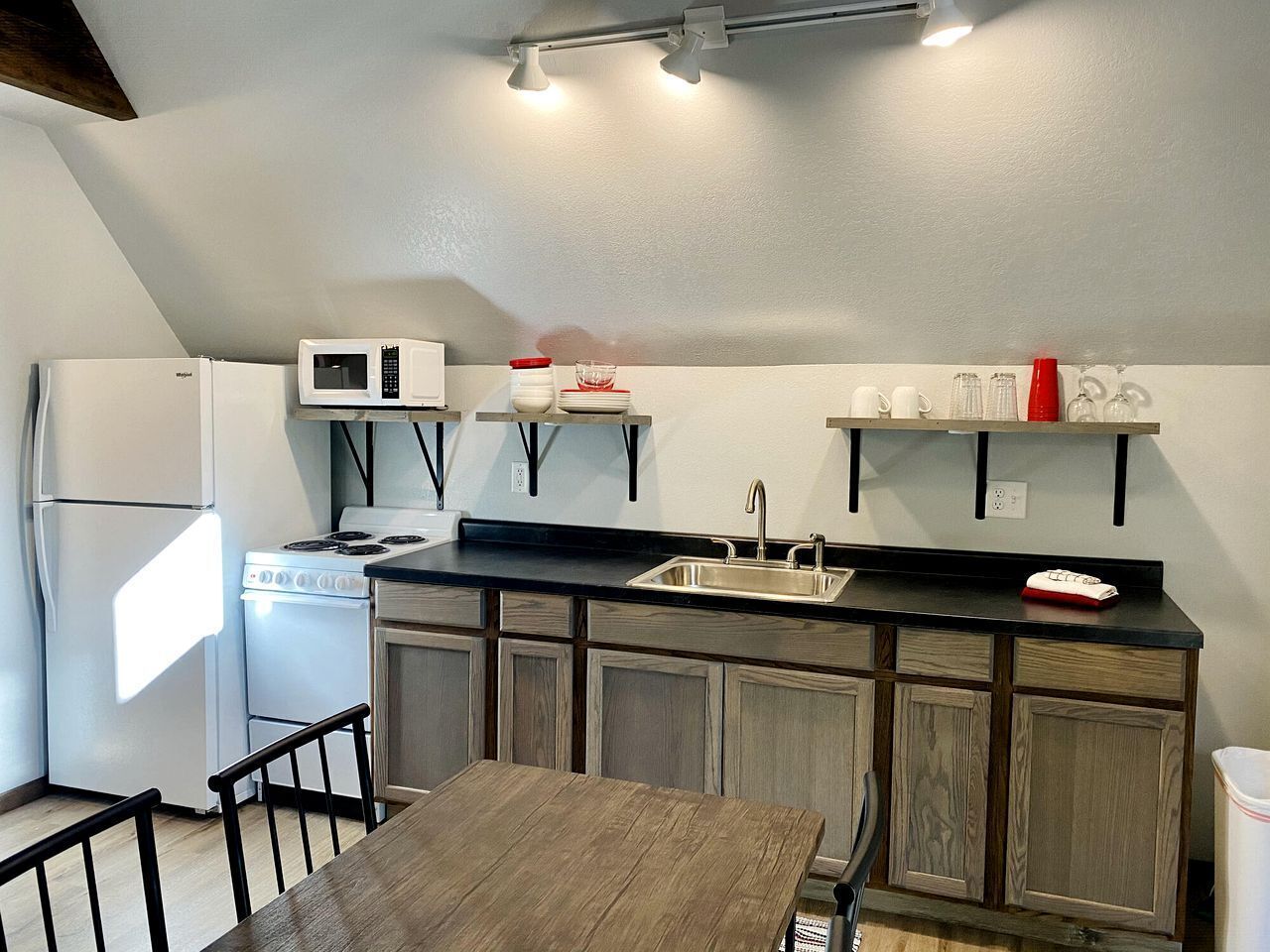 Cafetera y tetera, refrigerador, horno y parrilla de estufa 