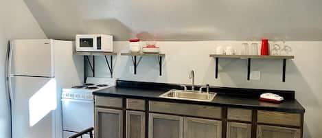 Cafetera y tetera, refrigerador, horno y parrilla de estufa
