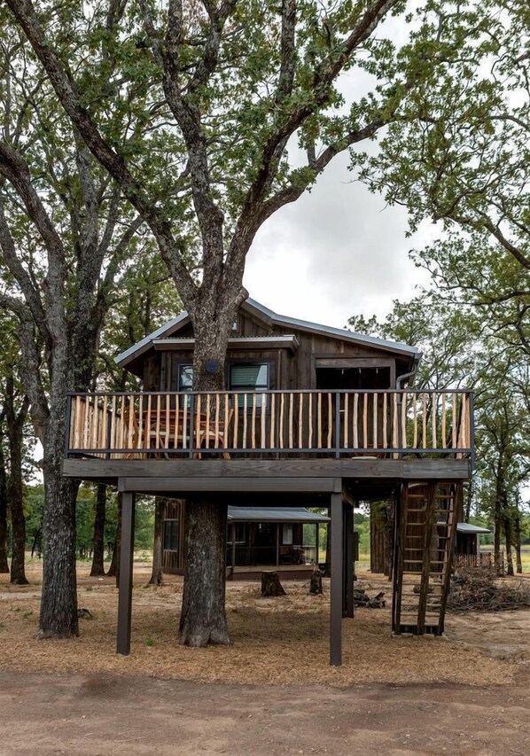 Exterior - Cozy Treehouse near Magnolia, Texas, for Romantic Glamping Getaways (Elm Mott)