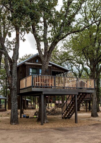 Cozy Treehouse near Magnolia, Texas, for Romantic Glamping Getaways