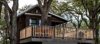 Cozy Treehouse near Magnolia, Texas, for Romantic Glamping Getaways