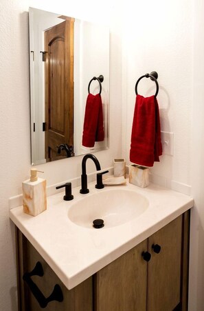 Bathroom - Cozy Treehouse near Magnolia, Texas, for Romantic Glamping Getaways (Elm Mott)