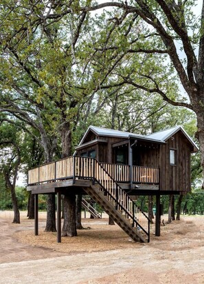 Exterior - Cozy Treehouse near Magnolia, Texas, for Romantic Glamping Getaways (Elm Mott)
