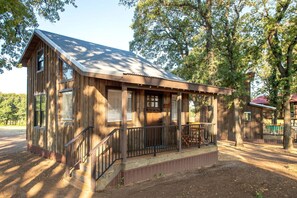 Exterior - Cute Cabin for Two, Perfect for Memorable Glamping Escapes in Waco, Texas (Elm Mott)