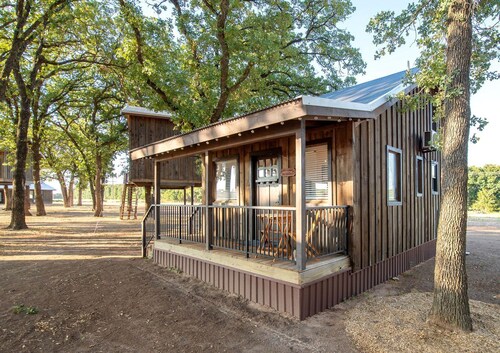 Cute Cabin for Two, Perfect for Memorable Glamping Escapes in Waco, Texas