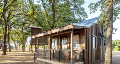 Cute Cabin for Two, Perfect for Memorable Glamping Escapes in Waco, Texas