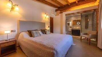 6 bedrooms, iron/ironing board, WiFi, bed sheets