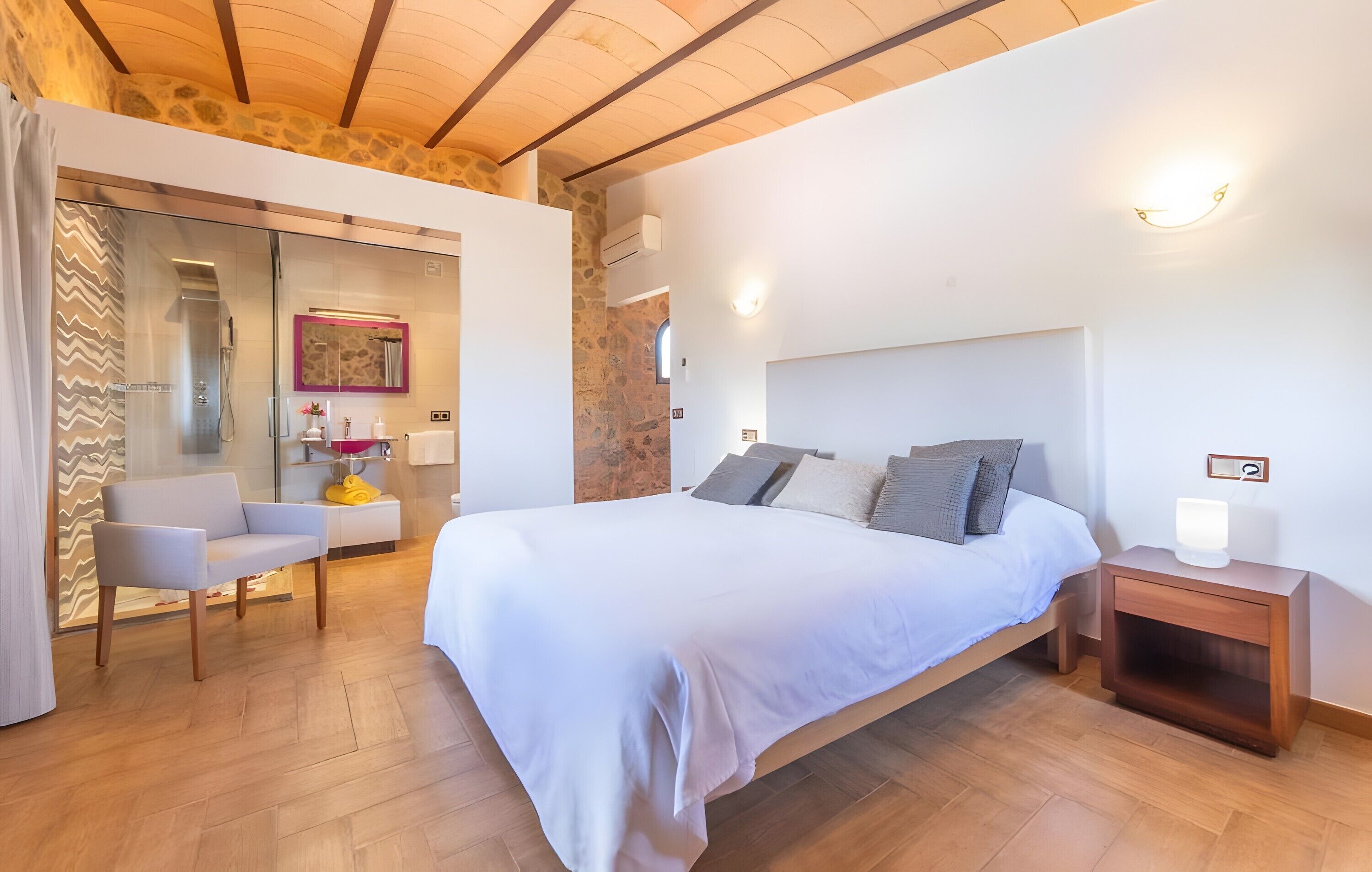 6 camere, ferro/asse da stiro, Wi-Fi, lenzuola