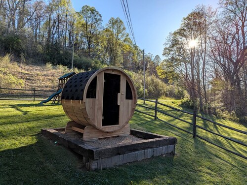 Glamping Retreat near Summersville Lake: Luxurious Cabin with a Hot Tub in Mt Nebo, WV
