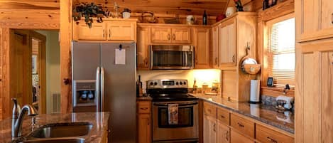 Cafetera y tetera, refrigerador, microondas y horno
