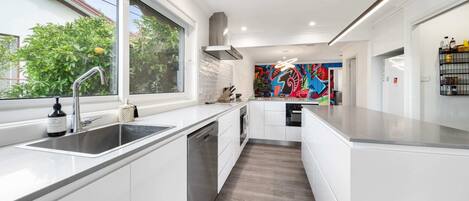 Apartment | Dapur peribadi | Alat memasak/pinggan mangkuk/perkakas dapur