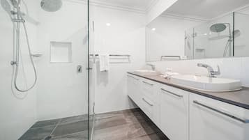 Apartment | Bathroom | Hair dryer, towels, soap, shampoo
