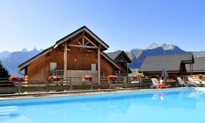 Pool - Apartment in Saint-jean Near Pool & Trails (Saint-Jean-d'Arves)