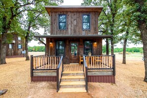 Exterior - Glamping Cabin in Waco, Texas for Weekend Escapes to Nature (Elm Mott)
