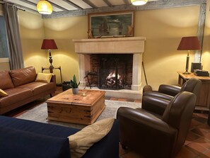 Ping pong - Bed and Breakfast “Domaine de la Sablière” with Shared Terrace, Wi-Fi, and Air Conditioning (Thiviers)