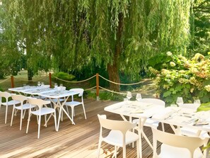 Outdoor dining - Bed and Breakfast “Domaine de la Sablière” with Shared Terrace, Wi-Fi, and Air Conditioning (Thiviers)