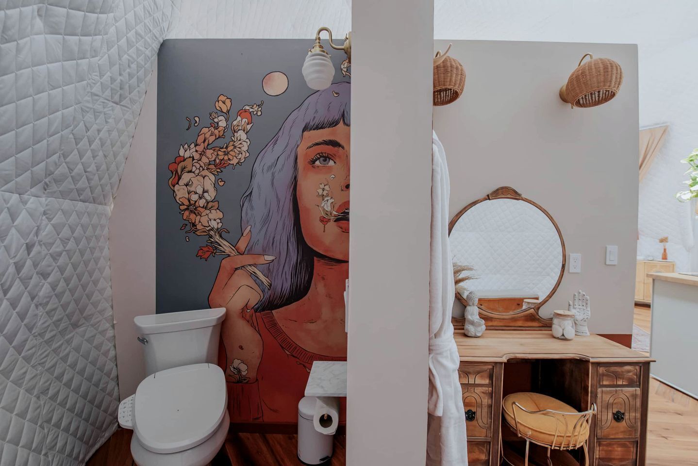 Secador de cabelo, toalhas de banho, sabonete, shampoo