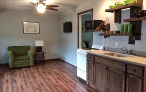 Coffee/tea maker, fridge, microwave, oven - Table Rock Lake Glamping Stay in Branson, Missouri (Branson)