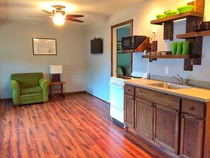 ثلاجة، ميكروويف، موقد طهي مسطح، ماكينة لصنع القهوة/الشاي