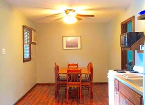 ثلاجة، ميكروويف، موقد طهي مسطح، ماكينة لصنع القهوة/الشاي