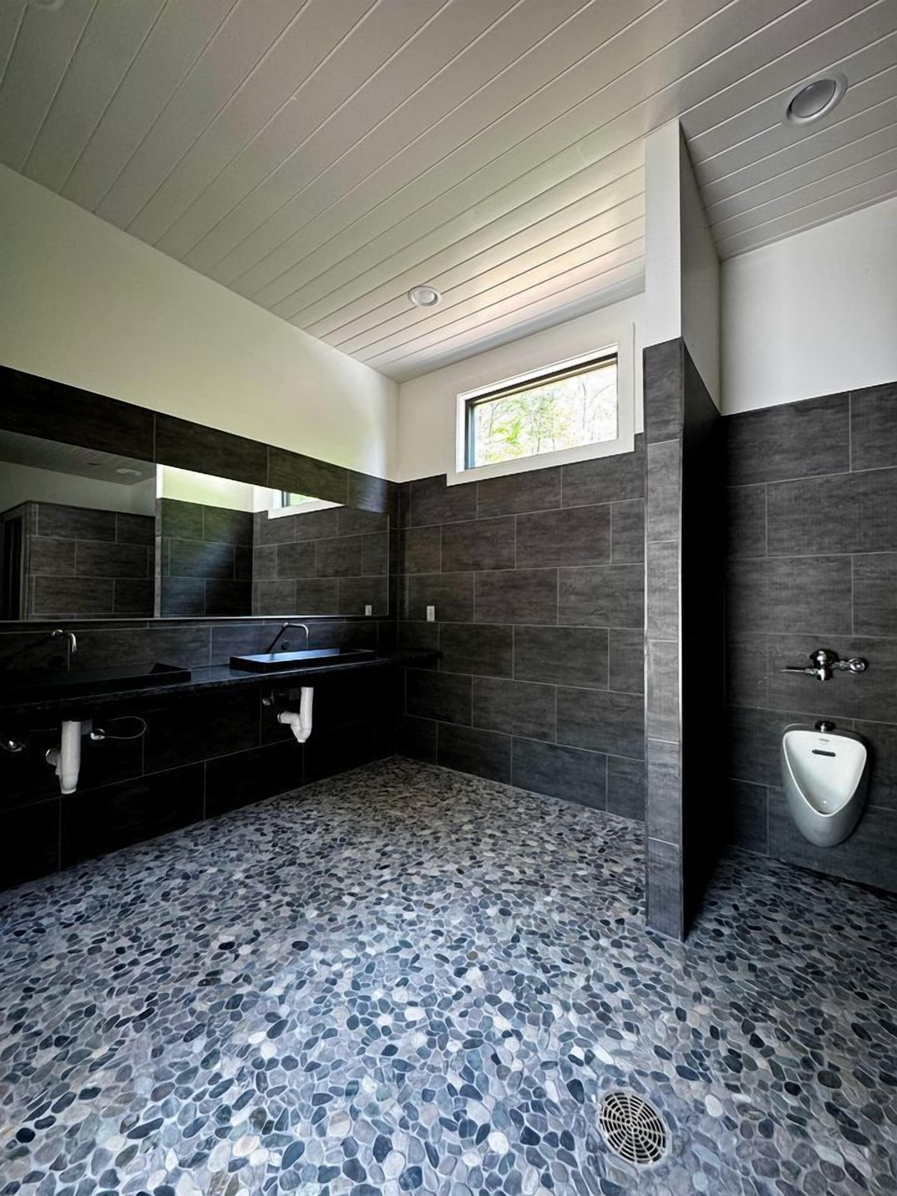 Serviettes fournies, papier toilette