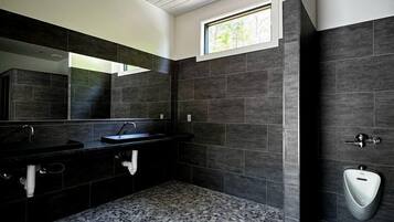 Serviettes fournies, papier toilette