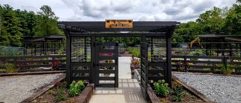 L’entrée d’un centre de jardinage, avec une enseigne au-dessus du portail.