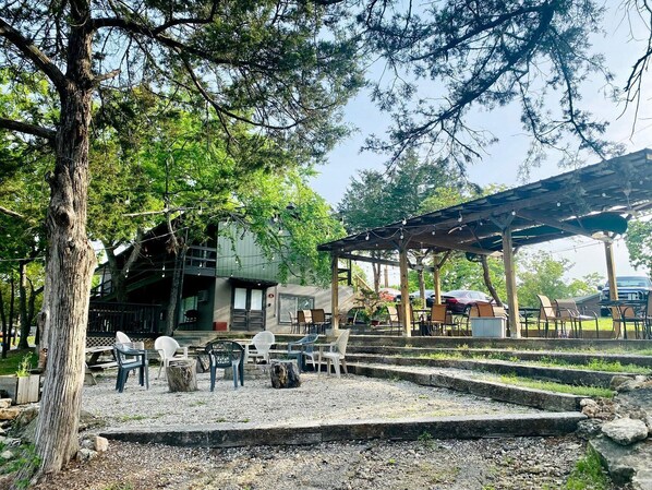 Outdoor dining - Family-Friendly Vacation Rental on a Great Resort in Branson, Missouri (Branson)