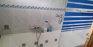 Hair dryer, towels, toilet paper - Casa Los Pinares (Móstoles)