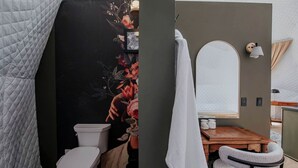 Hair dryer, towels, soap, shampoo - Luxury Living with Panoramic Views at Cherry Log's Designer Dome (Cherry Log)