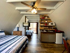 1 bedroom, WiFi, bed sheets - Family Glamping Getaway with Amazing Lake Views of Table Rock Lake (Branson)