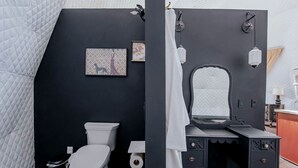 Haartrockner, Handtücher, Seife, Shampoo