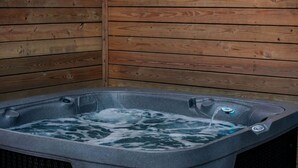 Ein Whirlpool vor einer Holzwand.