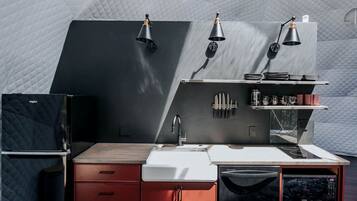 Coffee/tea maker, fridge, microwave, stovetop