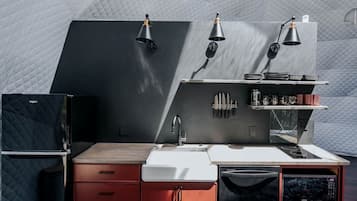 Cafetière/bouilloire, réfrigérateur, micro-ondes, plaque de cuisson