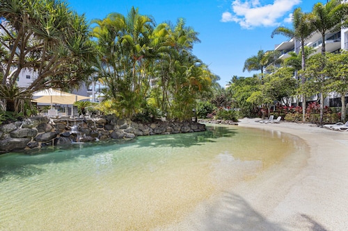 Beachside 2-bed With Pools, Gym, BBQ and Parking