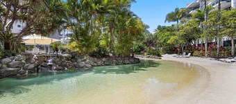 Beachside 2-bed With Pools, Gym, BBQ and Parking