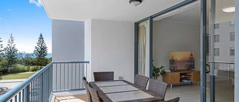 Apartment | Outdoor dining