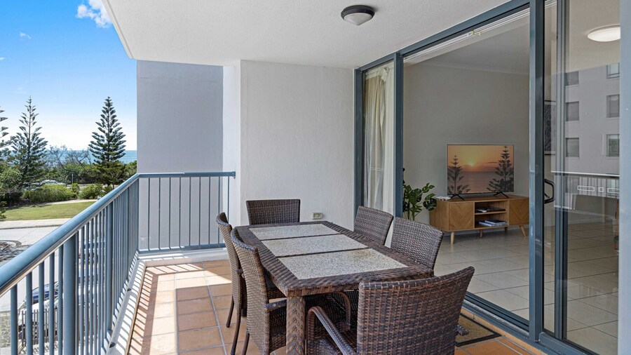 Beachside 2-bed With Pools, Gym, BBQ and Parking