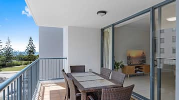 Apartment | Outdoor dining