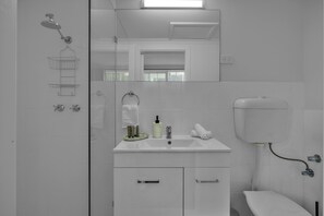 Apartment | Bathroom | Towels - Bright 1-bed Unit With Balcony in Central Adelaide (Adelaide)