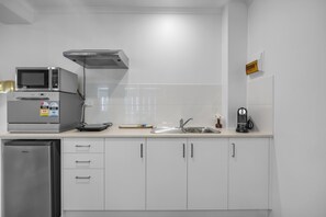 Private kitchen - Bright 1-bed Unit With Balcony in Central Adelaide (Adelaide)